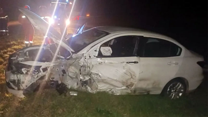 Auto En El Que Iban Tres Personas Choc Con El Acoplado De Un Cami N En