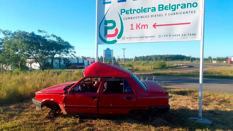 Autov A Artigas Destroz Su Auto Al Chocarlo Contra Un Cartel Y Lo