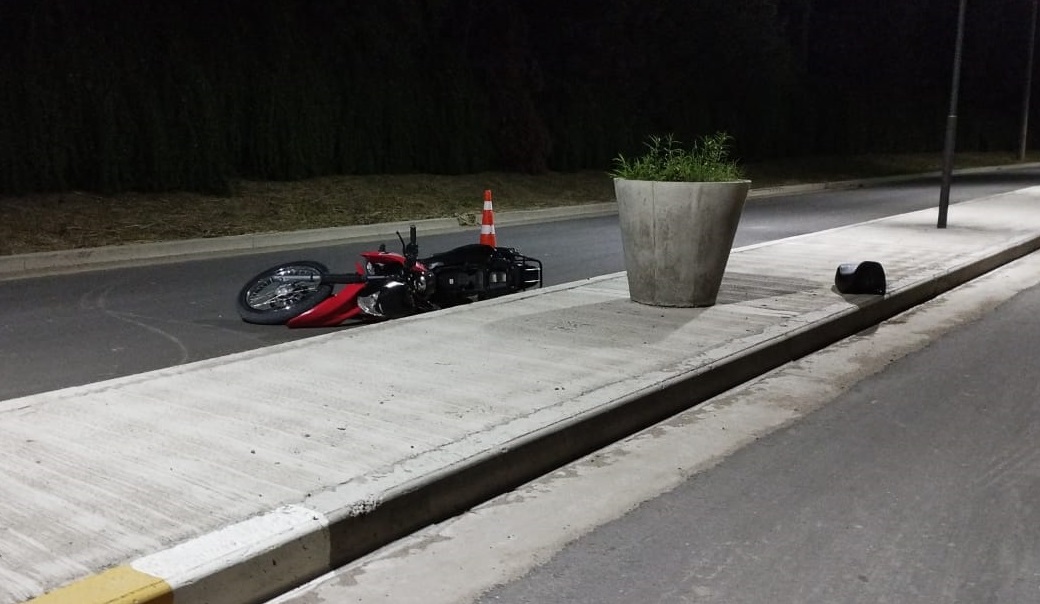 Identificaron al joven motociclista que murió chocar contra un poste en