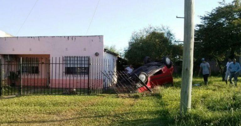 Un joven perdió el control de su auto y casi termina contra una casa ...