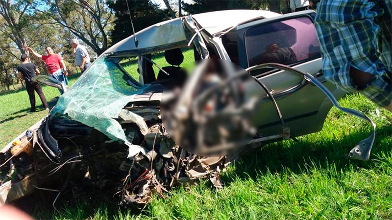 Un hombre murió tras impresionante choque entre un auto y un camión ...