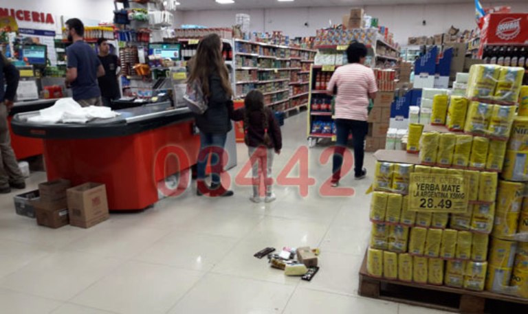 Concepción Del Uruguay Una Pareja Fue Detenida Tras Intentar Robar Mercadería En Un 5712