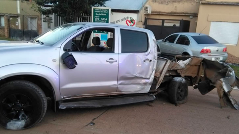 Joven perdió el control de la camioneta y chocó contra un poste de luz ...