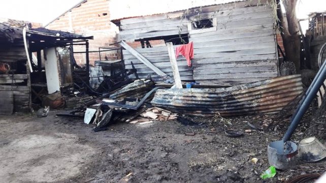 Una familia quedó en la calle tras el incendio de su humilde vivienda ...