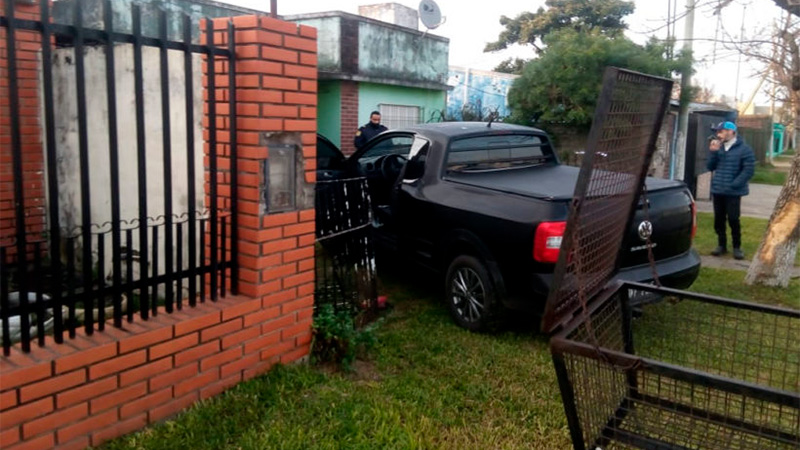 Pudo ser una tragedia: Conductor incrustó su camioneta contra una casa ...