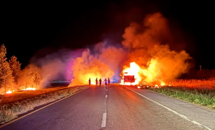Autovía Artigas: Se incendió un camión cargado con placas de madera | GENESIS24.NET > Portal Multimedia Líder en Noticias
