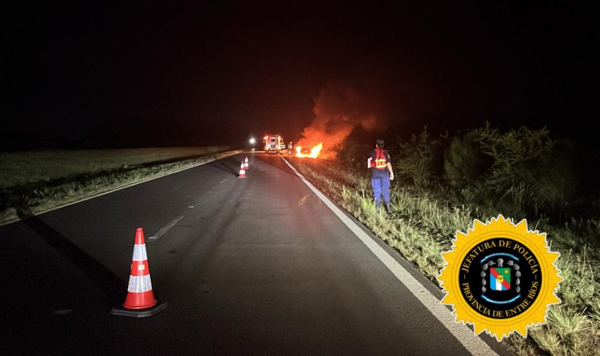 Autovía Artigas: Automóvil se incendió por completo a la vera de la cinta asfáltica | GENESIS24.NET > Portal Multimedia Líder en Noticias