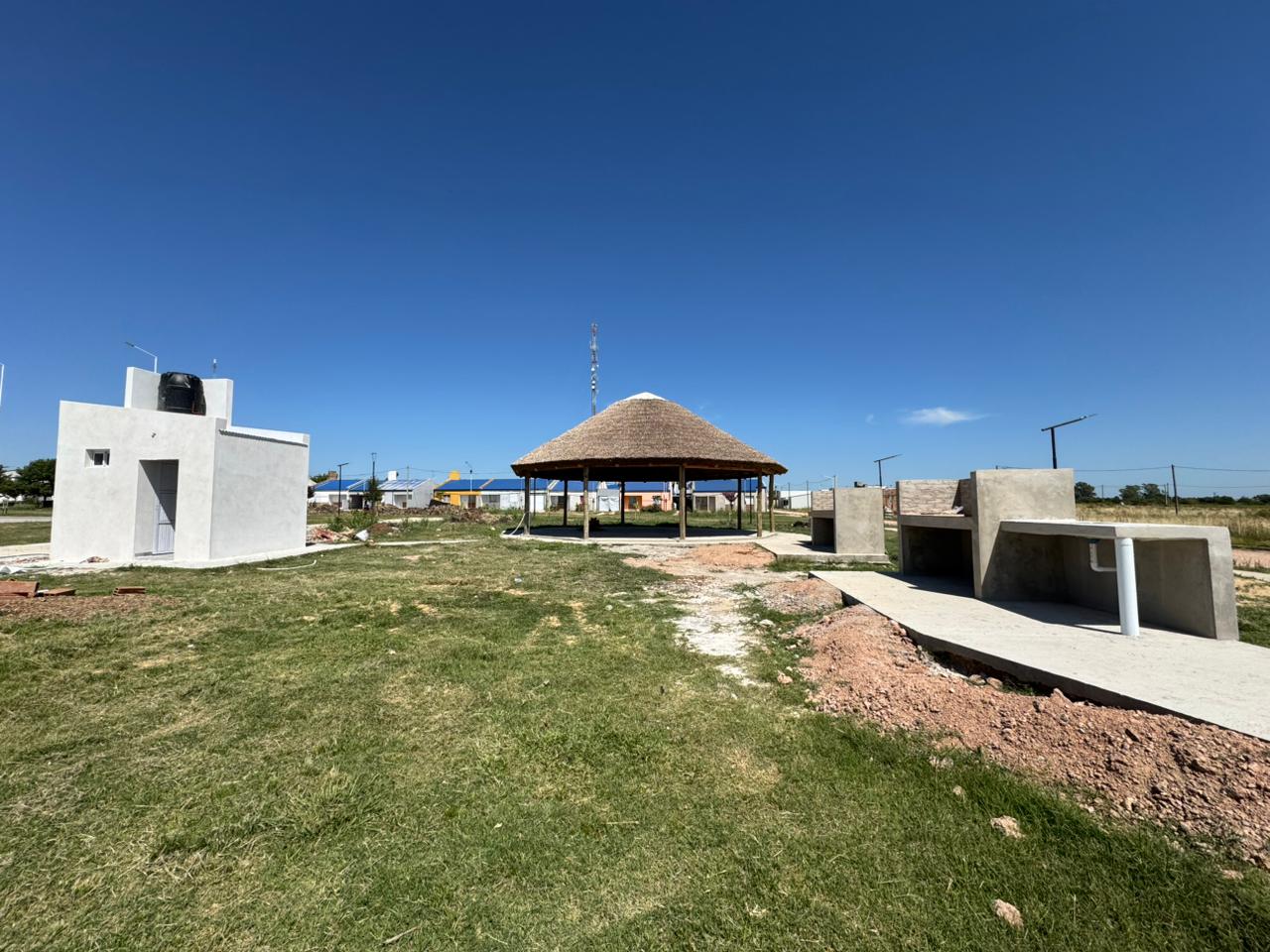 Caseros: Avanzan los trabajos en el parque de los barrios IAPV y Viviendas Municipal | GENESIS24.NET > Portal Multimedia Líder en Noticias