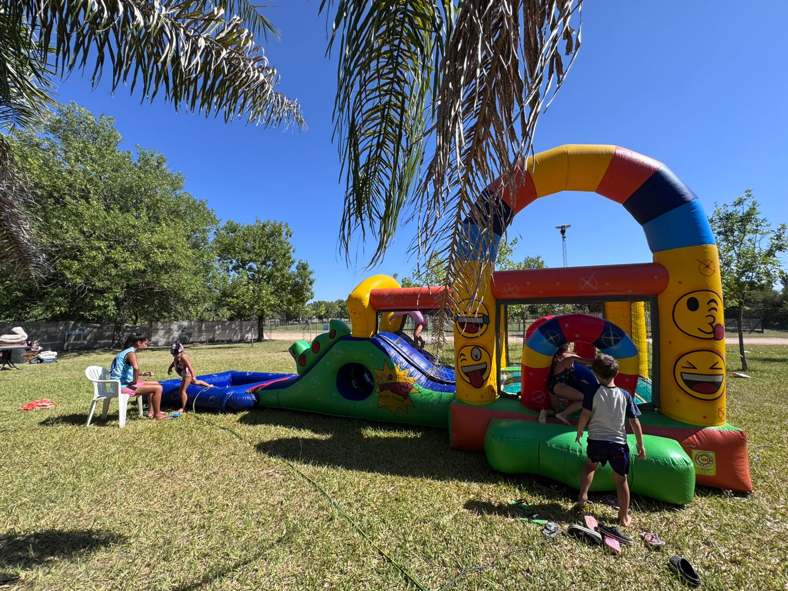 Caseros: Jornada de inflables para los chicos de la colonia de vacaciones | GENESIS24.NET > Portal Multimedia Líder en Noticias