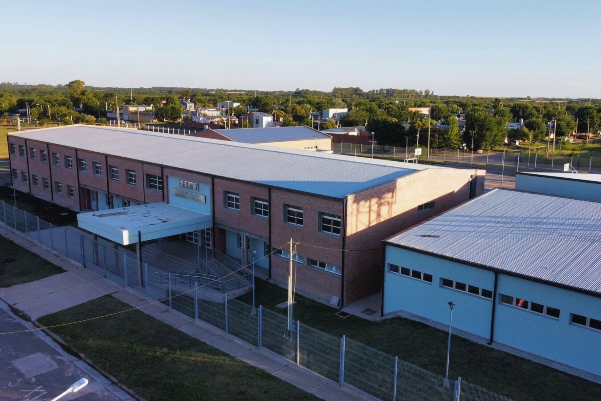 Concepción del Uruguay: La EET Nº 3 Marsiglia avanza con la mudanza para iniciar el ciclo lectivo en su nuevo edificio | GENESIS24.NET > Portal Multimedia Líder en Noticias