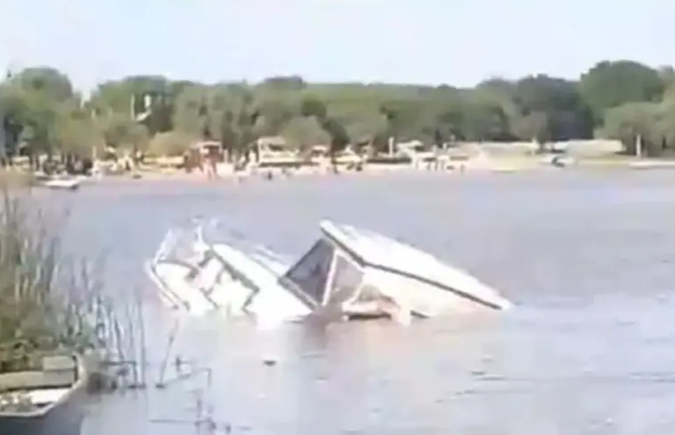 Derrame de gasoil en el río Gualeguaychú tras el hundimiento de una embarcación | GENESIS24.NET > Portal Multimedia Líder en Noticias