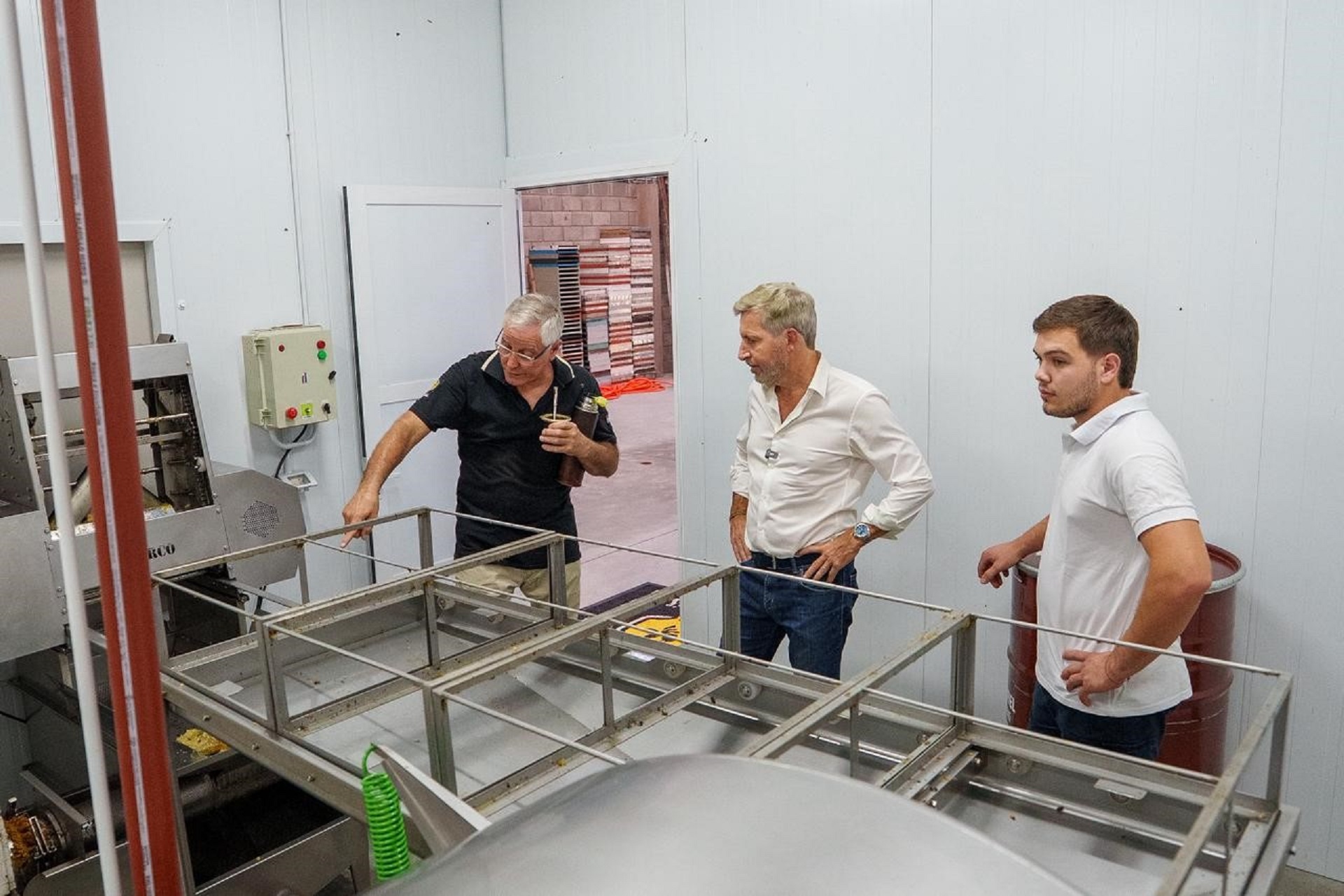 El gobernador visitó una planta de extracción y procesamiento de miel en Concepción del Uruguay | GENESIS24.NET > Portal Multimedia Líder en Noticias
