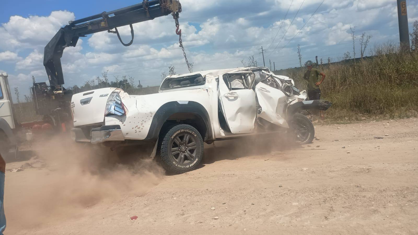Camioneta y tractor que remolcaba maquina avícola protagonizaron impresionante choque | GENESIS24.NET > Portal Multimedia Líder en Noticias