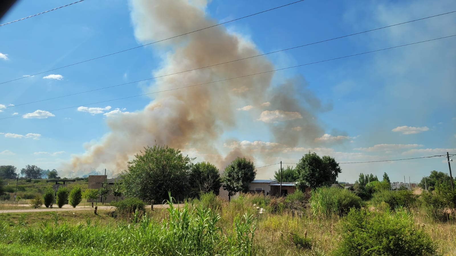 Incendio de gran magnitud frente al hipódromo uruguayense | GENESIS24.NET > Portal Multimedia Líder en Noticias