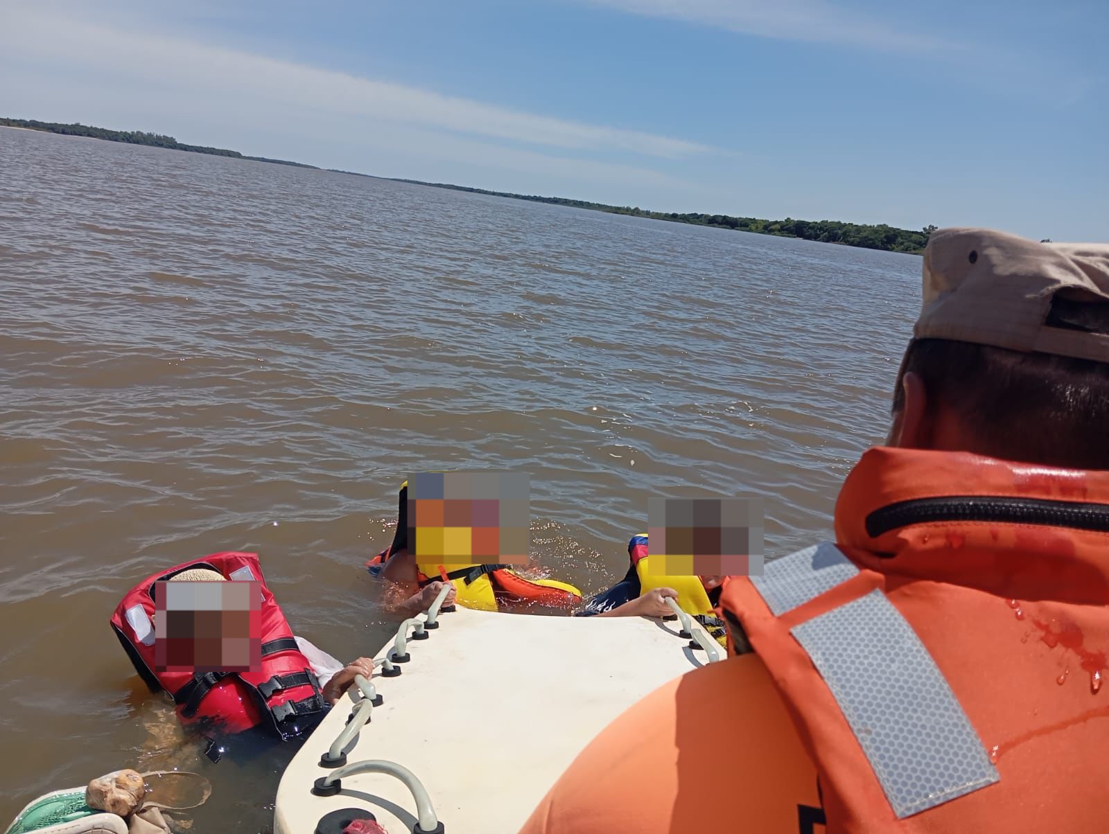 Colón: Prefectura rescató a cuatro personas que cayeron al río Uruguay | GENESIS24.NET > Portal Multimedia Líder en Noticias