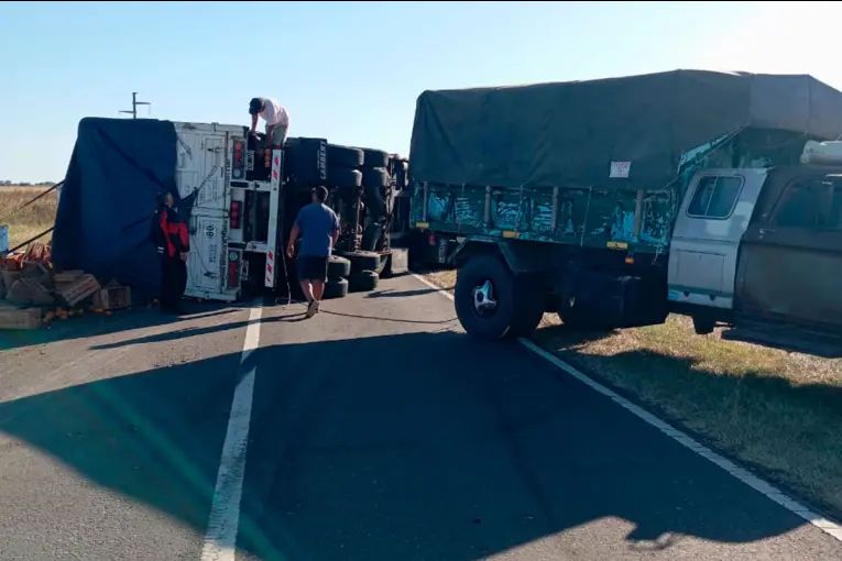 Volcó un acoplado con cítricos en la Ruta Nacional 18 | GENESIS24.NET > Portal Multimedia Líder en Noticias
