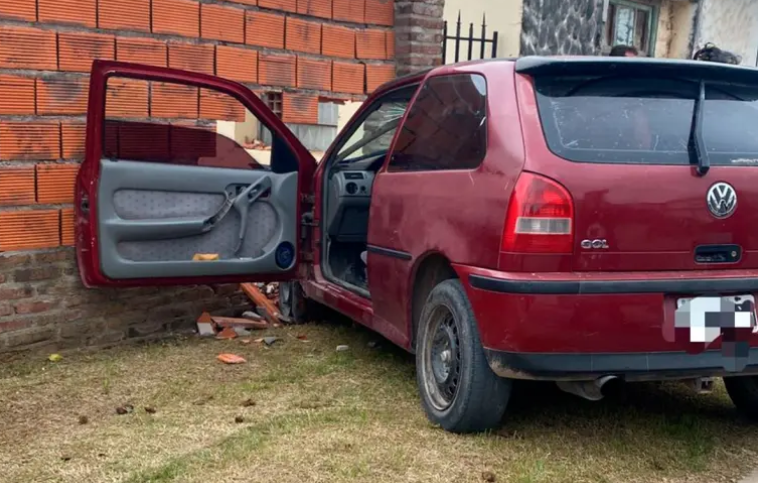 Conductor perdió el control del auto, subió a la vereda y se incrustó contra una casa | GENESIS24.NET > Portal Multimedia Líder en Noticias