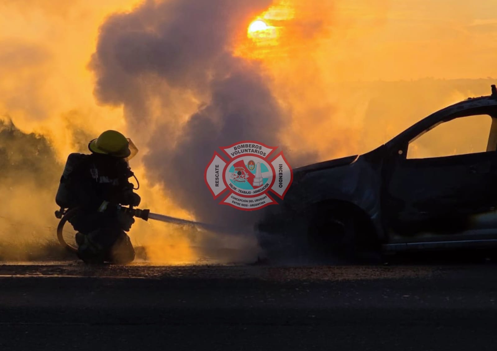Autovía Artigas: Desperfecto mecánico provocó incendio en automóvil que quedó totalmente destruido | GENESIS24.NET > Portal Multimedia Líder en Noticias