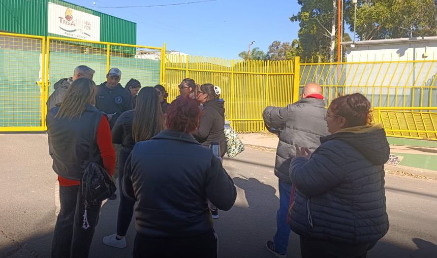 Concepción del Uruguay: Familias se manifestaron frente a Granja Tres Arroyos por el pago de cuotas alimentarias | GENESIS24.NET > Portal Multimedia Líder en Noticias