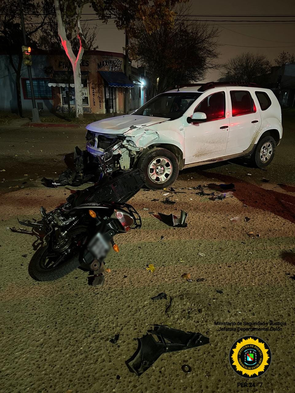 Colón: Jóvenes sufrieron heridas graves tras colisión entre una moto y una camioneta