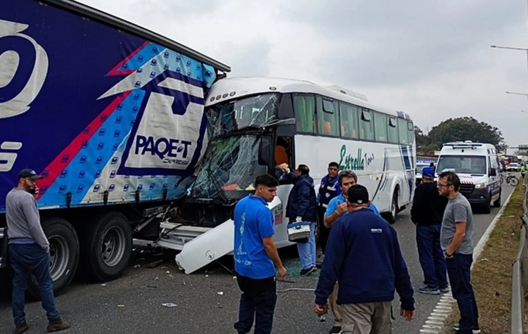 Un micro que regresaba a Entre Ríos chocó de atrás contra un camión en la Panamericana | GENESIS24.NET > Portal Multimedia Líder en Noticias