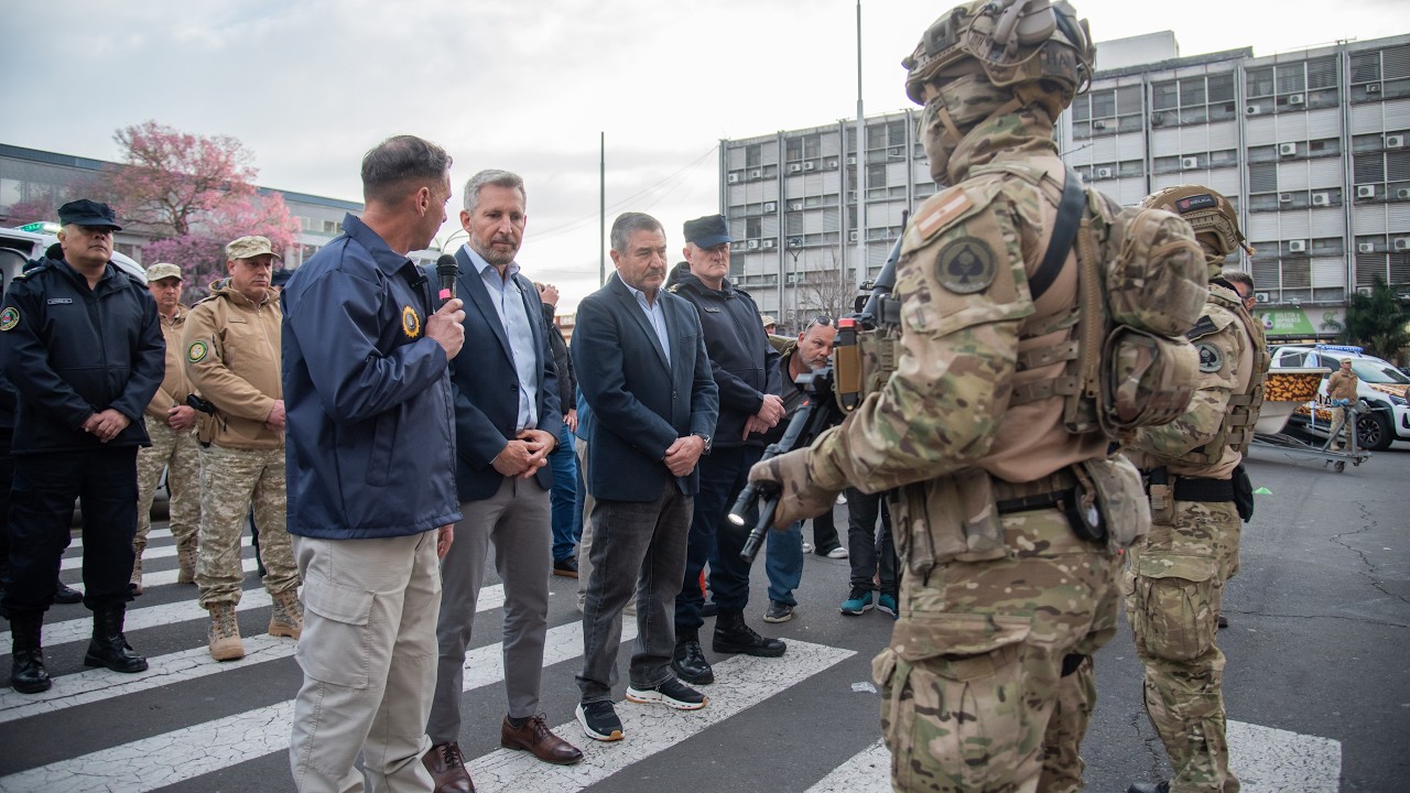 Frigerio entregó nuevos vehículos y equipamiento para fortalecer la Policía de Entre Ríos